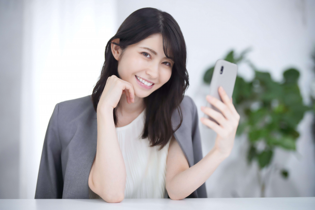 スマホを見る女性