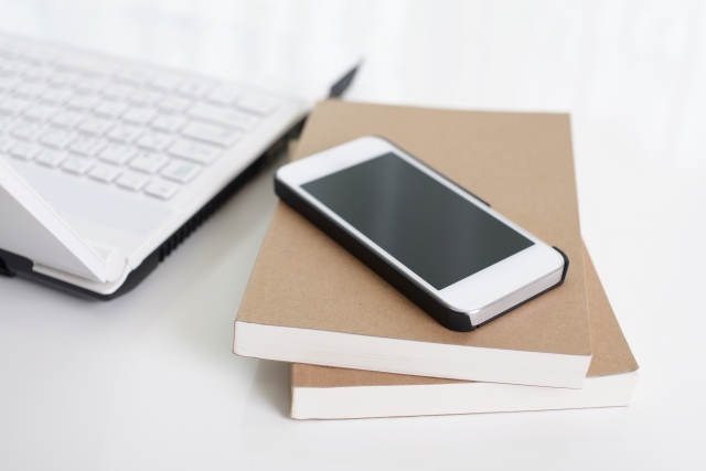 スマートフォンとノートパソコン